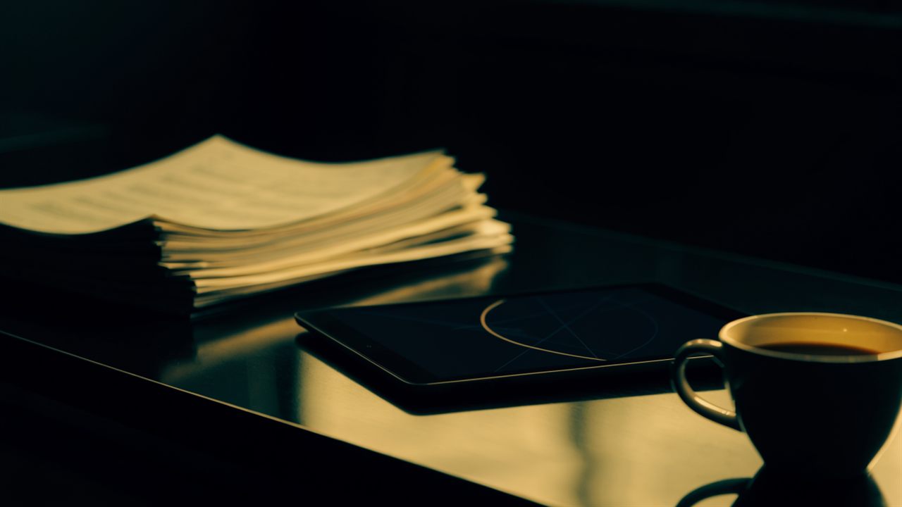 American investor abroad reviewing PFIC rules for Americans across UK fund statements